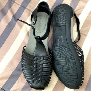 Bare trap sandals NWOT, size 7.5